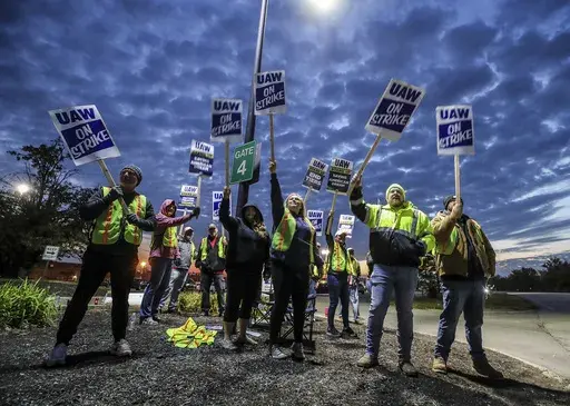 United Auto Workers members strike outside of Ford's Kentucky Truck Plant in Louisville, Ky. on Oct. 12, 2023. (Michael Clevenger/Courier Journal via AP, File)