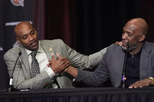 Vince Carter, left, and Chauncey Billups shake hands during a news conference for The Naismith Basketball Hall of Fame at the NCAA college basketball Tournament on Saturday, April 6, 2024, in Phoenix. (AP Photo/David J. Phillip)