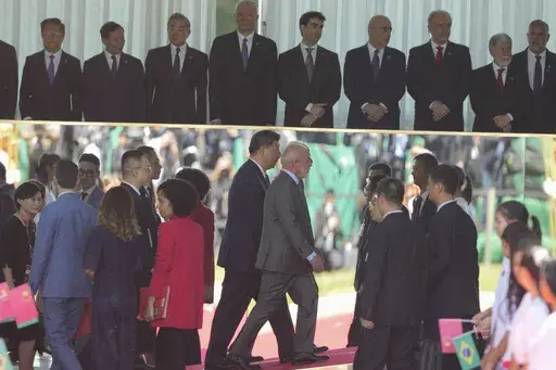 China's President Xi Jinping, left center, and Brazil's President Luiz Inacio Lula da Silva, walk into the Alvorada palace after attending a welcoming ceremony in Brasilia, Brazil, Wednesday, Nov. 20, 2024. (AP Photo/Eraldo Peres)