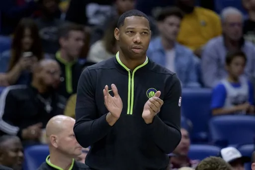 New Orleans Pelicans head coach Willie Green reacts during the first half of an NBA basketball game against the Atlanta Hawks in New Orleans, Saturday, Nov. 4, 2023. (AP Photo/Matthew Hinton)